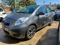 Usado Toyota Yaris 101 CV (74 kW) 2009 Gris Utilitario