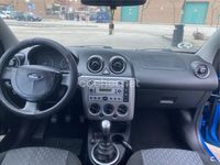 Usado Ford Fiesta 80 CV (58 kW) 2005 Azul Utilitario
