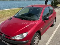 Usado Peugeot 206 75 CV (55 kW) 2000 Rojo Berlina