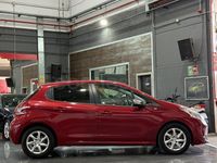 Usado Peugeot 208 Style 92 CV (67 kW) 2014 Granate Utilitario