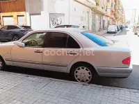 Usado Mercedes E280 Elegance 193 CV (141 kW) 1998 Gris / plata Berlina