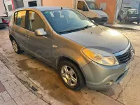 Usado Dacia Sandero Lauréate 75 CV (55 kW) 2010 Beige Berlina