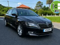 Usado Skoda Superb Style 150 CV (110 kW) 2018 Violeta / lila Familiar