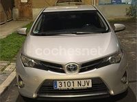 Usado Toyota Auris Hybrid Advance 136 CV (100 kW) 2015 Gris / plata Berlina