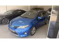 Usado Toyota Auris Hybrid Active 136 CV (100 kW) 2014 Azul Familiar