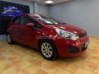 Usado Kia Rio 85 CV (62 kW) 2014 Granate Berlina