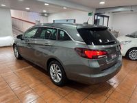 Usado Opel Astra Elegance 122 CV (89 kW) 2020 Gris / plata Familiar