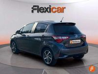 Usado Toyota Yaris Hybrid 99 CV (72 kW) 2020 Gris Utilitario