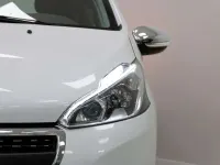 Usado Peugeot 208 Signature Sky 83 CV (61 kW) 2019 Blanco Utilitario
