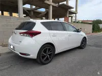 Usado Toyota Auris Hybrid 136 CV (100 kW) 2018 Blanco Berlina
