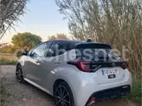 Usado Toyota Yaris Hybrid Edition 116 CV (85 kW) 2022 Gris / plata Berlina