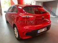 Usado Kia Rio 75 CV (55 kW) 2016 Rojo Utilitario