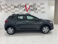 Usado Dacia Sandero Comfort 101 CV (74 kW) 2022 Gris / plata Berlina