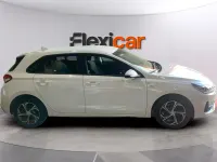 Usado Hyundai i30 120 CV (88 kW) 2022 Verde Berlina