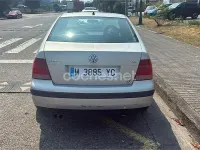 Usado VW Bora Highline 110 CV (80 kW) 1999 Gris / plata Berlina