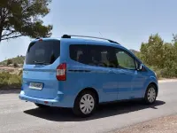 Usado Ford Tourneo Courier Trend 100 CV (73 kW) 2015 Azul Monovolumen