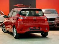 Usado Hyundai i10 66 CV (48 kW) 2020 Rojo Utilitario