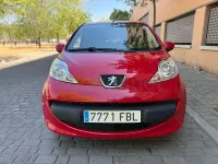 Usado Peugeot 107 68 CV (50 kW) 2006 Granate Utilitario