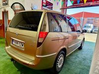 Usado Lancia Phedra 128 CV (94 kW) 2005 Beige Monovolumen