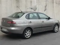 Usado Seat Cordoba Sport 100 CV (73 kW) 2003 Gris / plata Berlina