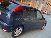 Usado Ford Focus Ambiente 100 CV (73 kW) 2001 Azul Berlina