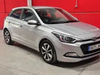 Usado Hyundai i20 90 CV (66 kW) 2017 Gris / plata Berlina