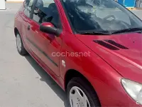 Usado Peugeot 206 70 CV (51 kW) 1999 Rojo Utilitario