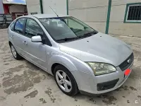 Usado Ford Focus Trend 109 CV (80 kW) 2005 Gris / plata Berlina