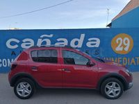 Usado Dacia Sandero Stepway 90 HP (66 kW) 2015 Vermelho Sedan