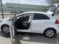 Usado Kia Rio 85 CV (62 kW) 2014 Blanco Berlina