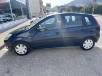 Usado Ford Fiesta Trend 80 CV (58 kW) 2003 Azul Utilitario