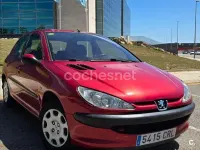 Usado Peugeot 206 70 CV (51 kW) 2004 Rojo Berlina