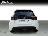 Usado Toyota Yaris Hybrid Active 116 CV (85 kW) 2022 Blanco Berlina