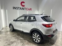 Usado Kia Stonic 100 CV (73 kW) 2022 Gris / plata SUV