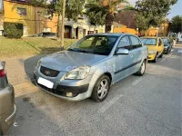 Usado Kia Rio EX 110 CV (80 kW) 2005 Gris / plata Berlina