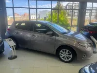 Usado Toyota Auris Business Edition 132 CV (97 kW) 2014 Beige Berlina