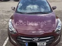 Usado Hyundai i30 GO! 100 CV (73 kW) 2015 Granate Berlina