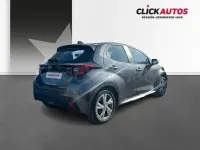 Usado Toyota Yaris Hybrid Active 116 CV (85 kW) 2025 Gris / plata Berlina