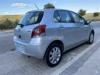 Usado Toyota Yaris Connect Style 101 CV (74 kW) 2011 Gris / plata Utilitario
