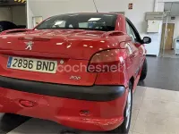 Usado Peugeot 206 CC 110 CV (80 kW) 2003 Rojo Descapotable