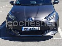 Usado Toyota Yaris Hybrid Plus 116 CV (85 kW) 2021 Gris / plata Berlina