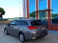 Usado Toyota Auris Active 124 CV (91 kW) 2014 Gris / plata Familiar