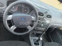 Usado Ford Focus Ghia 115 CV (84 kW) 2007 Gris / plata Berlina
