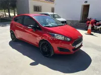 Usado Ford Fiesta Trend 100 CV (73 kW) 2014 Rojo Utilitario