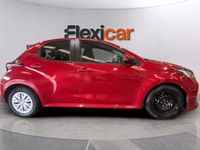 Usado Toyota Yaris Hybrid Active 116 CV (85 kW) 2023 Granate Berlina