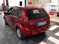Usado Ford Fiesta Ghia 68 CV (50 kW) 2006 Granate Utilitario