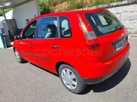 Usado Ford Fiesta Ambiente 70 CV (51 kW) 2002 Rojo Utilitario