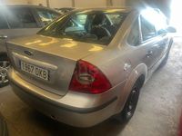Usado Ford Focus Trend 100 CV (73 kW) 2005 Gris / plata Berlina