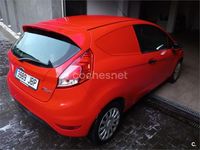 Usado Ford Fiesta Trend 75 CV (55 kW) 2014 Rojo Utilitario