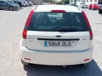 Usado Ford Fiesta Trend 68 CV (50 kW) 2006 Blanco Utilitario